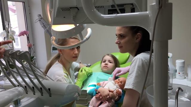 Тиффани у стоматолога лечит зубы.Мы  плачем.