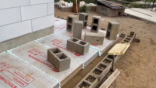 02.10.23. Подготовились  дальше  заливать утеплённую отмостку по восточной стороне.