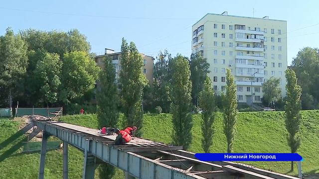 На пешеходном мосту через Похвалинский съезд проводят пескоструйную очистку