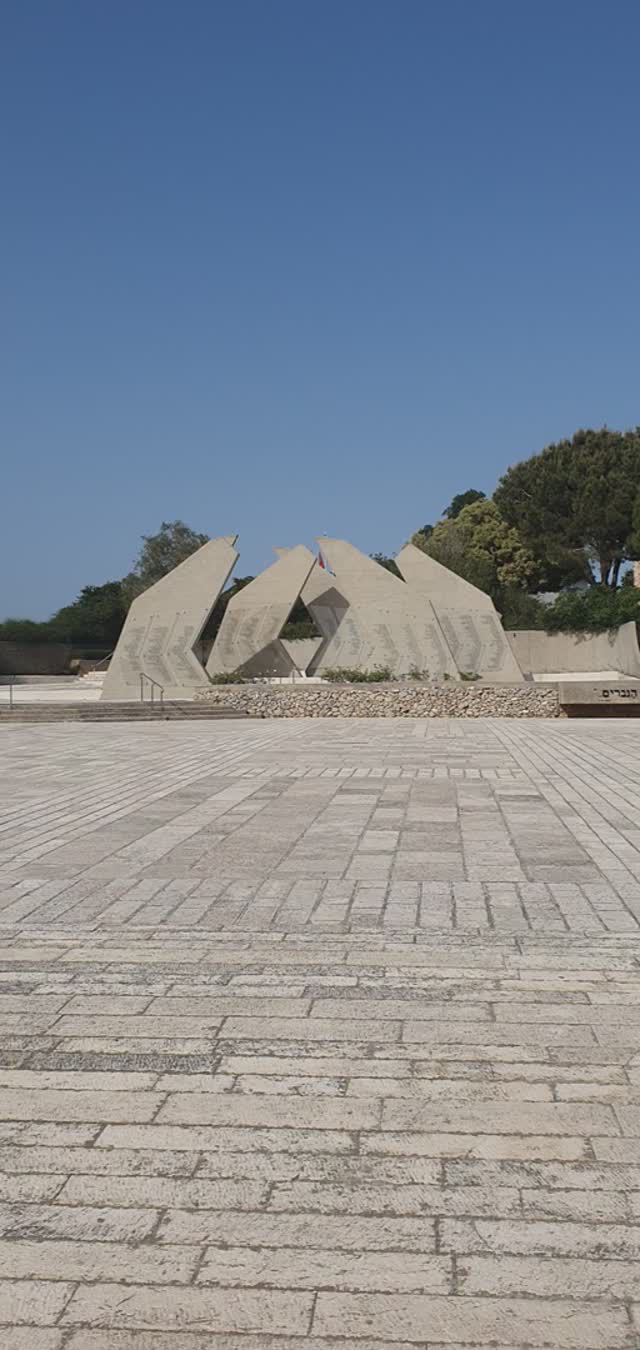 Монумент памяти павшим в воинах жителям Зихрон-Яков. Израиль.