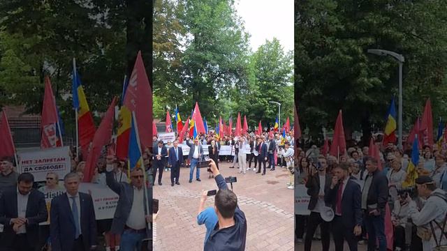 Митинг депутатов молдавского оппозиционного блока «Победа» начался перед зданием парламента.