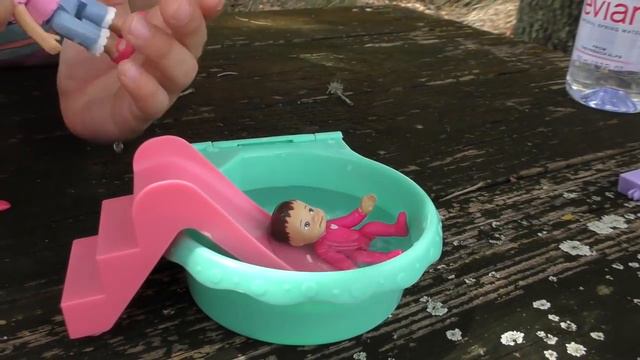 CAMPER - doll family goes camping - picnic - pool - lunch routine - bathroom routine - bunk beds