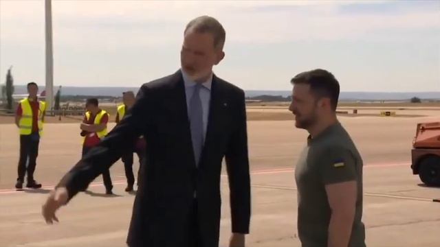 Видео встречи Зеленского в испанском аэропорту.
