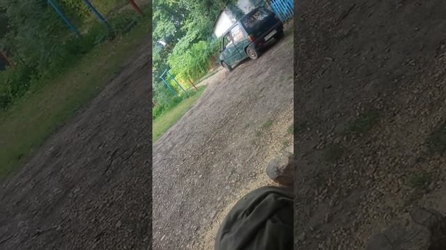 Пьяная женщина ездиет за рулем в поселке батаника