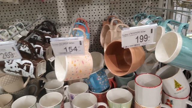 обзор полочек с посудой в магазине перекресток чашки кружки с символикой Санкт-петербург