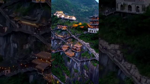 Долина Вансянь в Китае известна своими потрясающими пейзажами, пышной зеленью и висящими домами