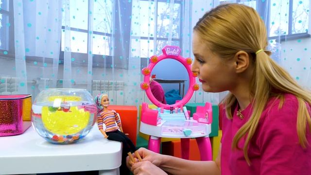 Кукла Барби в спа салоне. Играем с куклами в салон красоты. Школа стилиста - видео для девочек