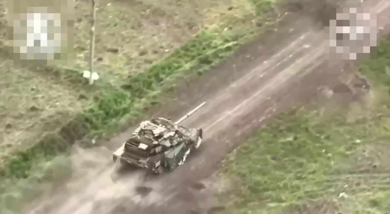 Российский танк Т -90М Прорыв выдерживает попадание двух дронов и продолжает движение.
