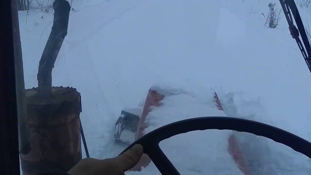 Чистим снег на тракторе с самодельным отвалом.