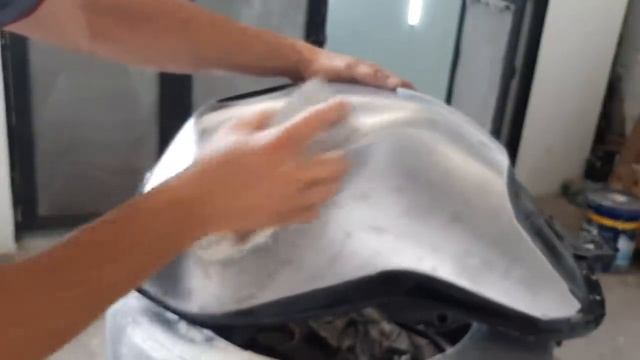 Pintura tanque 160 honda de moto ( aplicação de massa e primer )