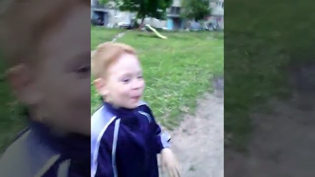 Тёма ест песок
