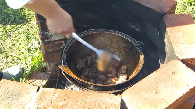 БАРАНИНА В КАЗАНЕ НА КОСТРЕ