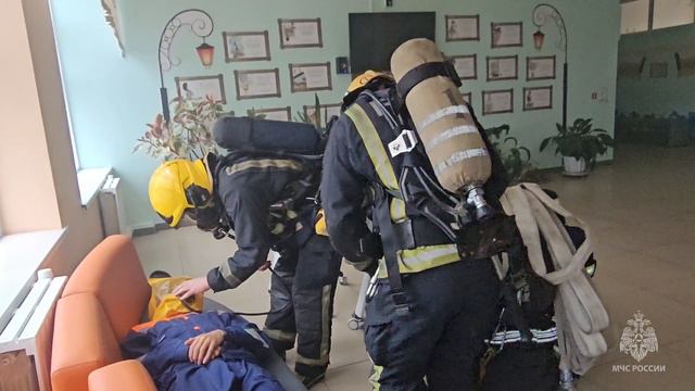 Сотрудники МЧС России ликвидировали условный пожар 
в МАОУ Гимназия № 3  2