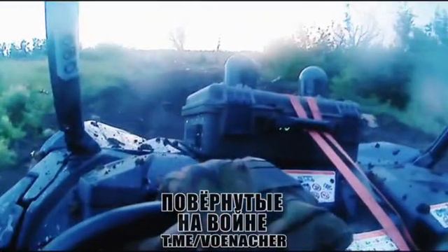 Прилёгший на бок в воронку украинский БТР М113 в районе Часов Яра.