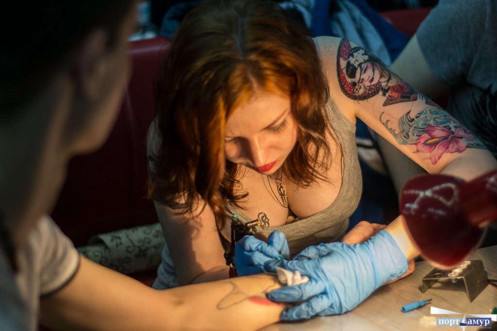 Татуированный каскадер дерет в пилотку наряженную актрису с татухами на улице