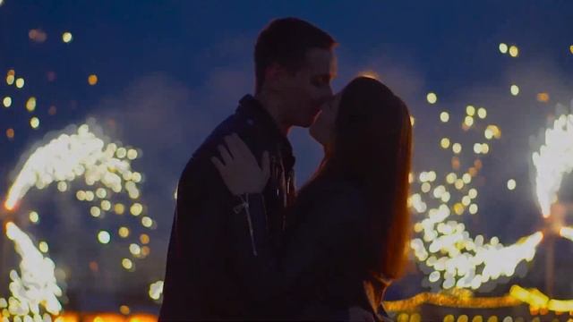 Предложение руки и сердца под наземный фейерверк