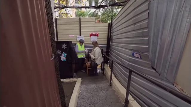 Серго работает в туалете?