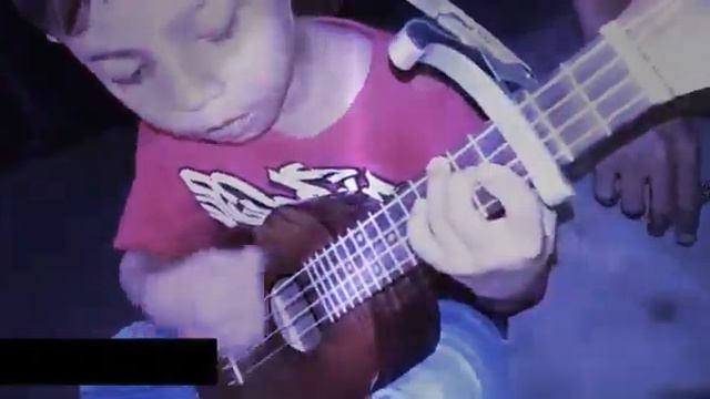 Anak kecil pintar main ukulele senar 4