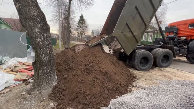 Продолжаю работу на огороде. Привезли перегной и грунт