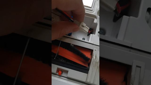 Как снять аккумулятор в роботе-пылесосе Xiaomi