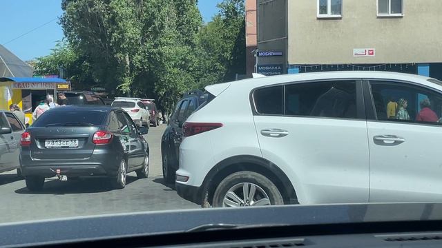 Самовольные ограждения на проезжей части ул. Куприна, парковка под знаками «остановка запрещена» май
