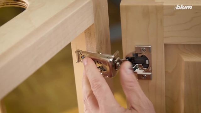 COMPACT CLIP: Door Attachment