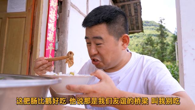 【超小厨】5斤肥肠炖土豆迎接老丈人，吃着肥肠想鸡鹅，小厨你也是够了！