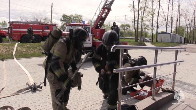 Хабаровские огнеборцы МЧС России спасли двух условных пострадавших в кинозале