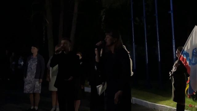 Горит свеча.