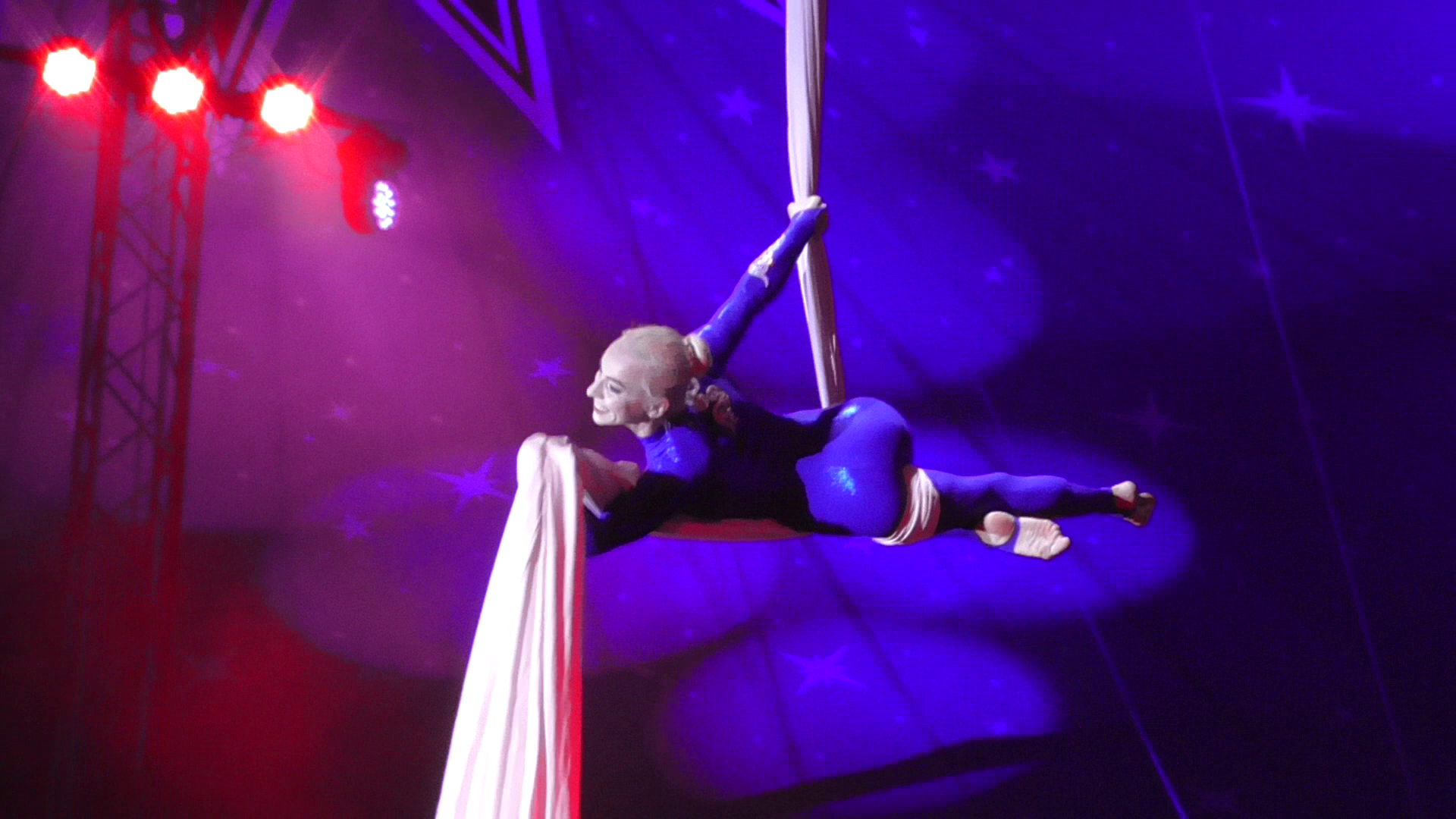 Выступление воздушной гимнастки в цирке с двумя цирковыми номерами, видео 2024 год