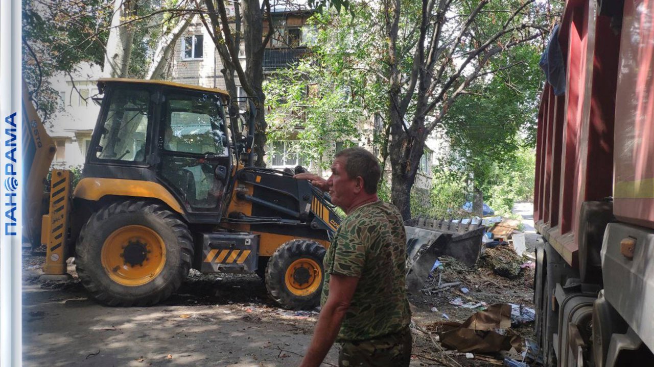 Мусор заполонил один из дворов Донецка. Решить проблему оператор по вывозу ТКО "ДОНСНАБКОМПЛЕКТ"