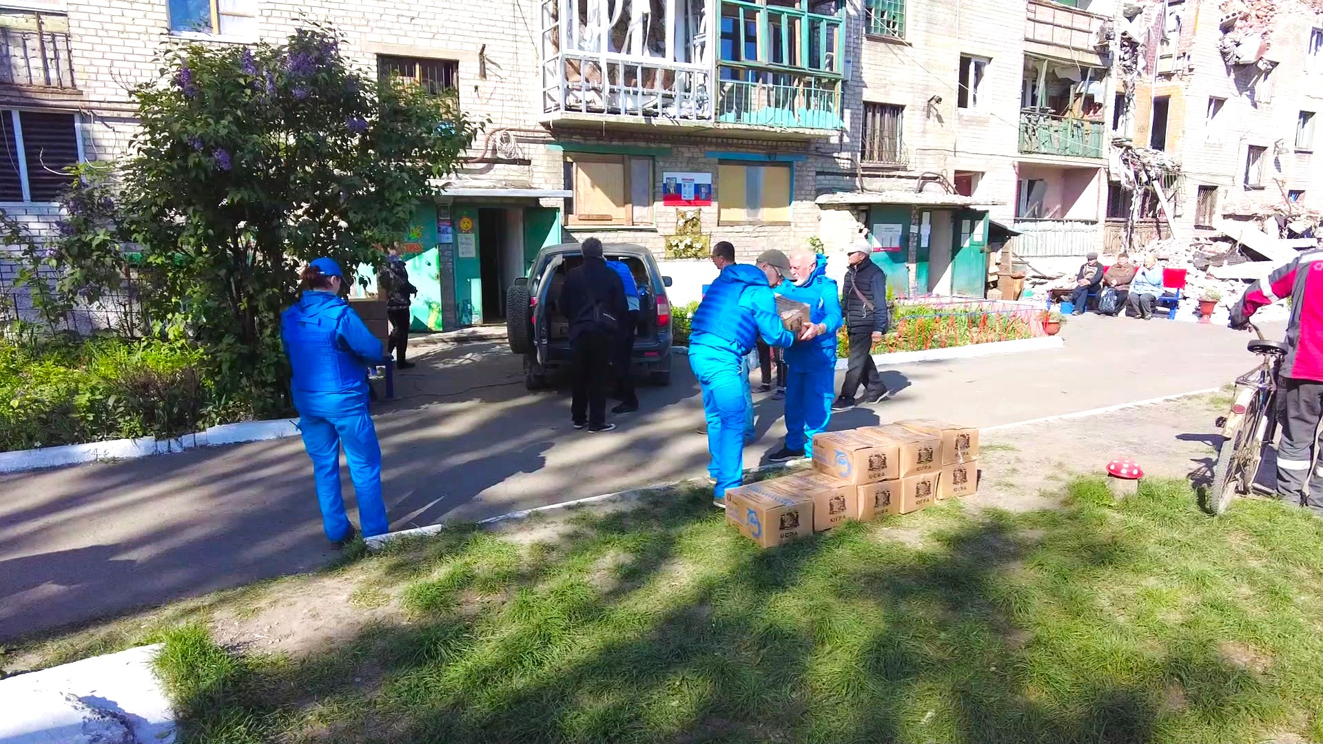 Югорчане доставляют горячее питание и «Коробки добра» в Авдеевку