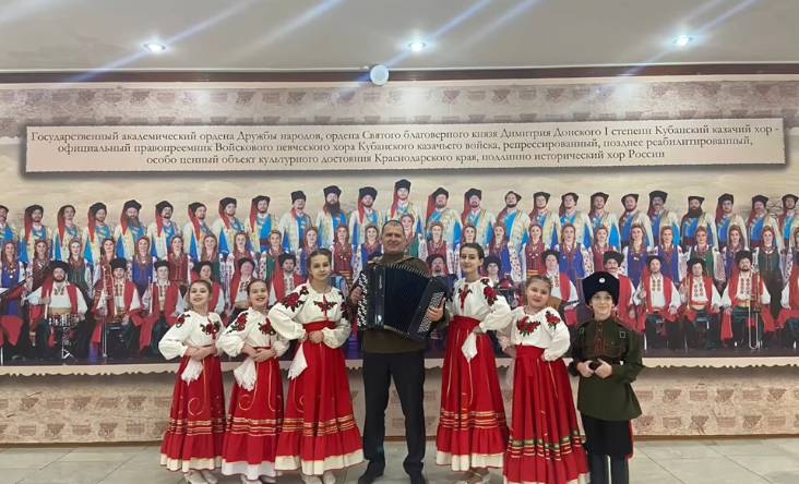 ОБРАЗЦОВЫЙ АНСАМБЛЬ НАРОДНОЙ ПЕСНИ И ТАНЦА "ЗАДОРИНКИ"