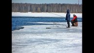 Рыбалка на озере среди льда.avi