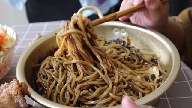 10个手枪腿配2份炸酱面，再来点翅根，热量爆炸太过瘾！【cram阿强】
