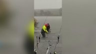 Молния ударила в рыбака дважды: Пугающая реальность рыбалки в грозу