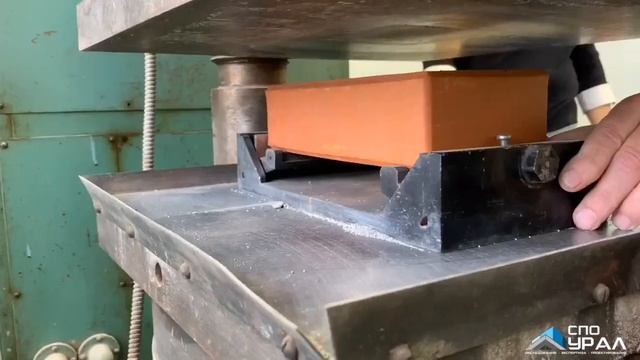 Определение прочности кирпича по ГОСТ 8462-85. Испытание образца на изгиб.