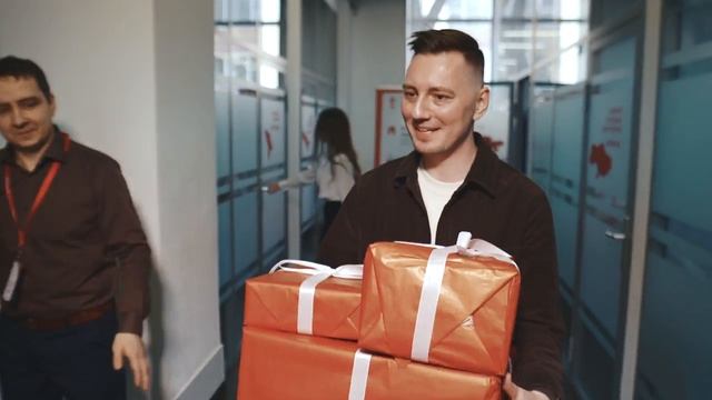 В компании много бонусов для клиентов. ЭТАЖИ. БОНУС _ ОЧЕНЬ МНОГО ПОДАРКОВ В ОДНОМ КОНВЕРТЕ