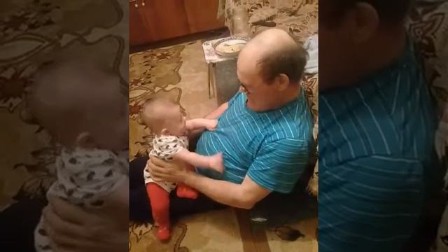Малыш 4 месяца злиться на деда 😊
