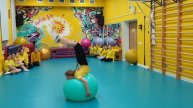 Цирк "Ап!". Фляки стрекассатом на фитболе пятьдесят раз подряд. Снято с первого дубля.
