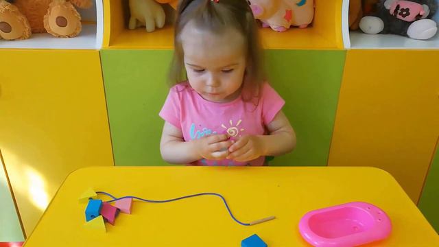 Развитие мелкой моторики.Шнуровка-бусы! #BerryKids