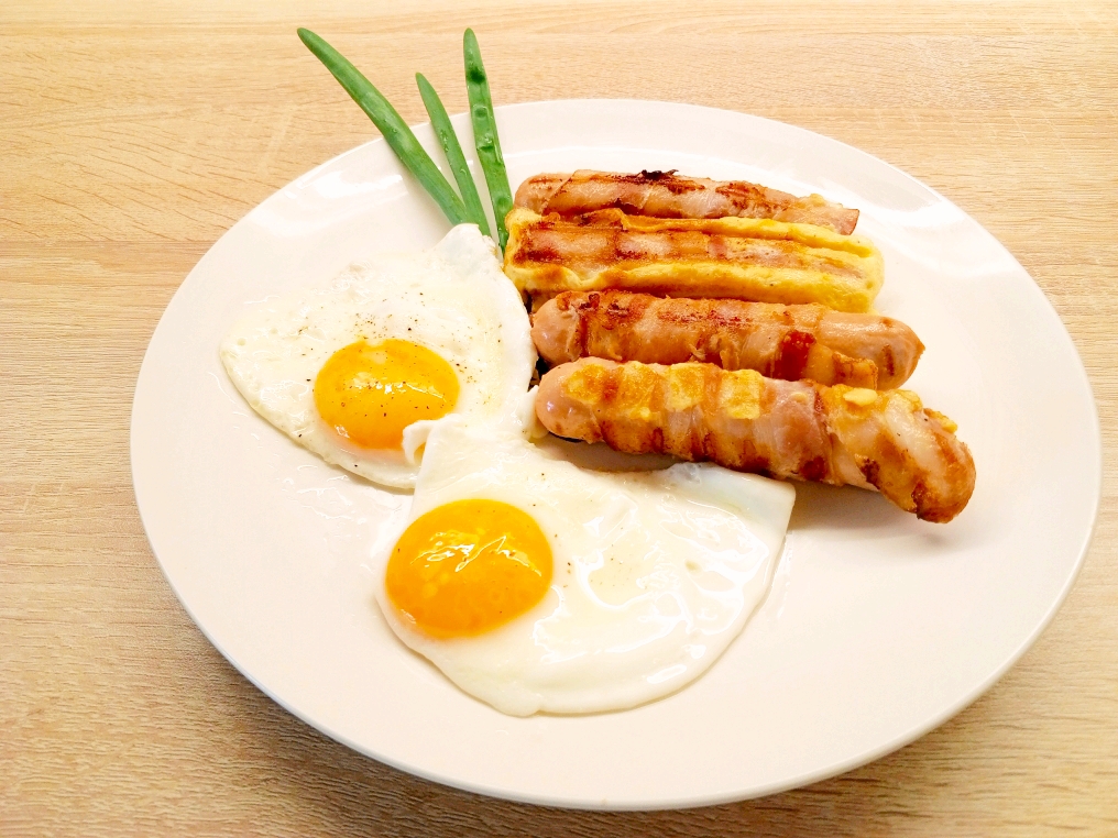 Сосиски с беконом и яйцами! Отличный завтрак или перекус! #сосиски #сосискивбеконе