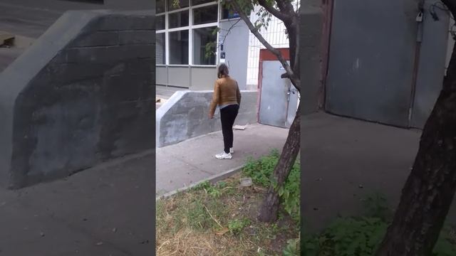 Срет около подъезда  Москва северное бутово старобитцевская 11