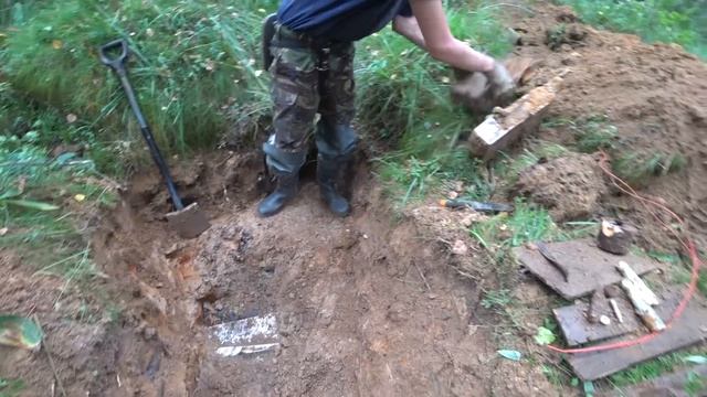 Немцы оставили это на дне траншеи / The Germans left this at the bottom of the trench.