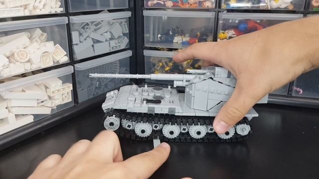 LEGO Waffenträger auf E100 in minifig scale!