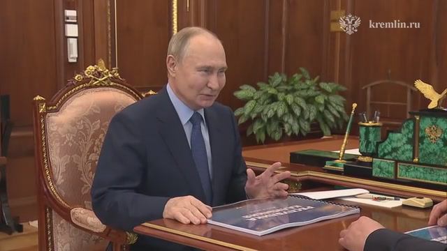 Владимир Путин проводит встречу с главой Калмыкии Бату Хасиковым