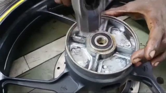 How To Change Rear Disc Wheel Bearing Change - Suzuki Gixxer