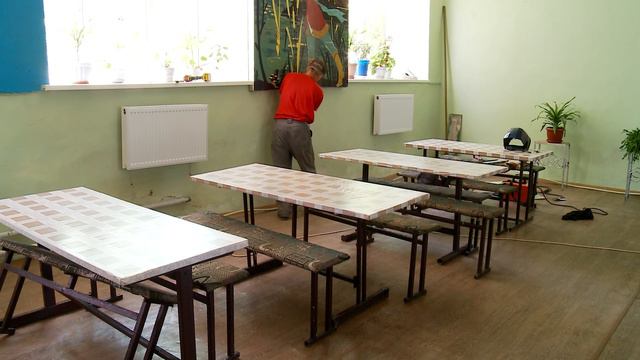 Специалисты из Тюменской области продолжают обновлять систему отопления в Краснодонской школе
