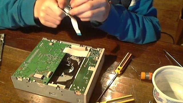 Разборка прочистка CD дисковода компьютера