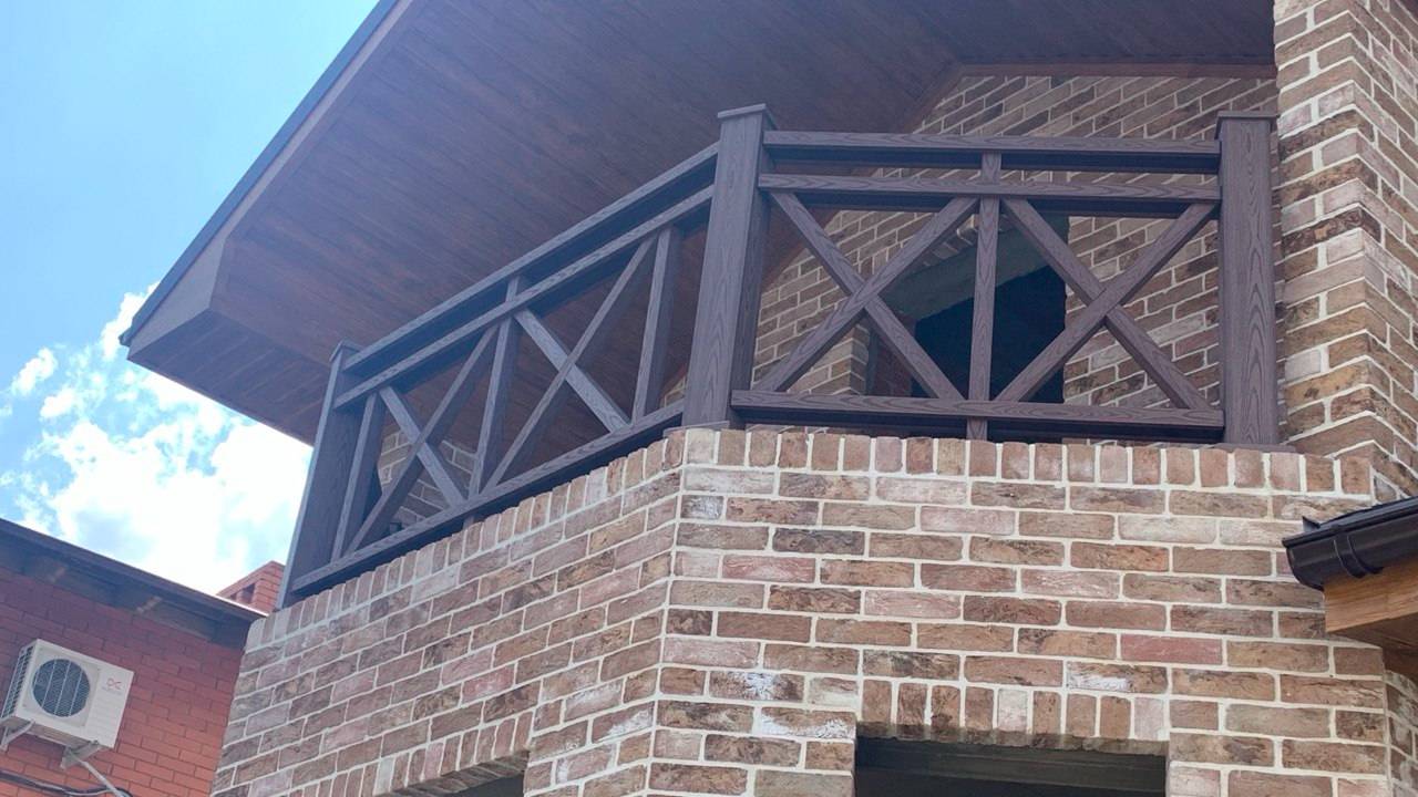Ограждения на балконе из ДПК цвет Темно-коричневый тиснение под дерево